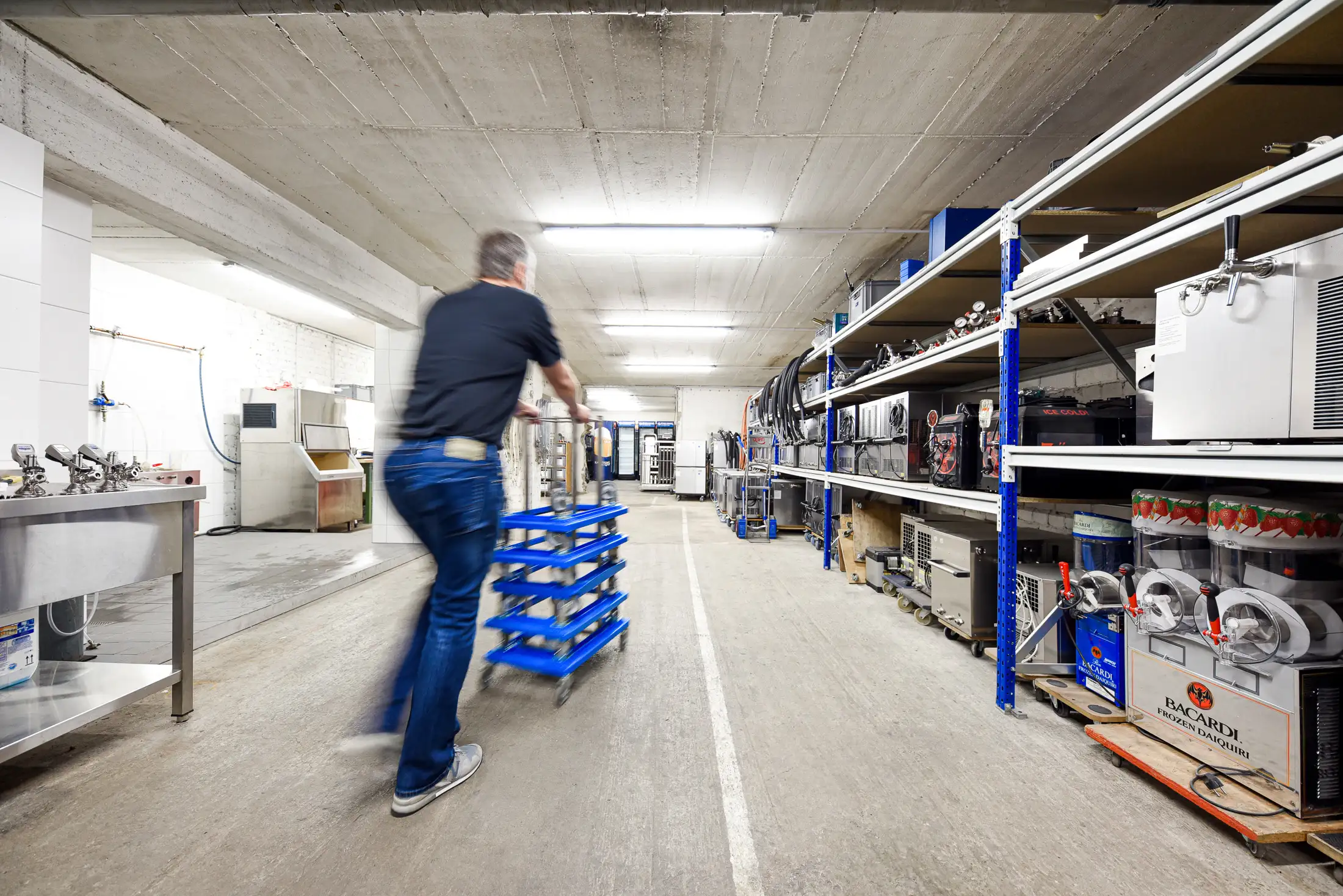 Technik-Lager mit Transportwagen
