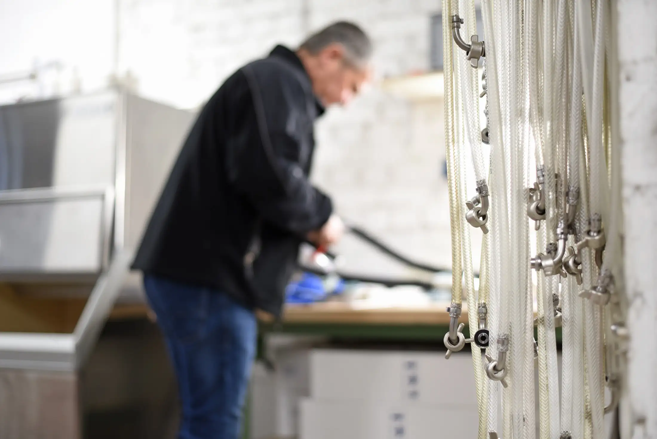 Techniker arbeitet an Zapfanlagen-Leitungen in der Werkstatt